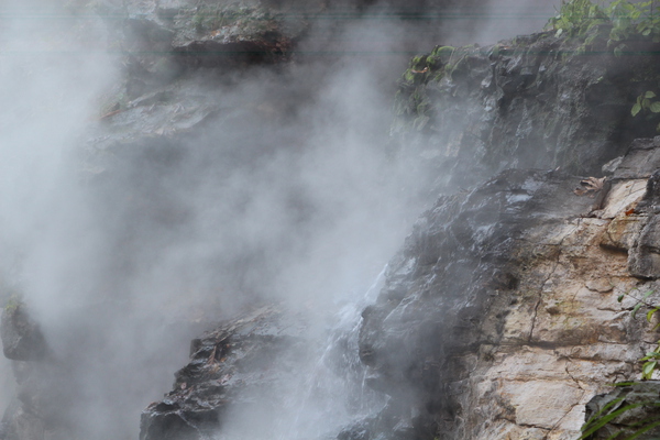 小安峡「岩間からの噴泉と湯煙」