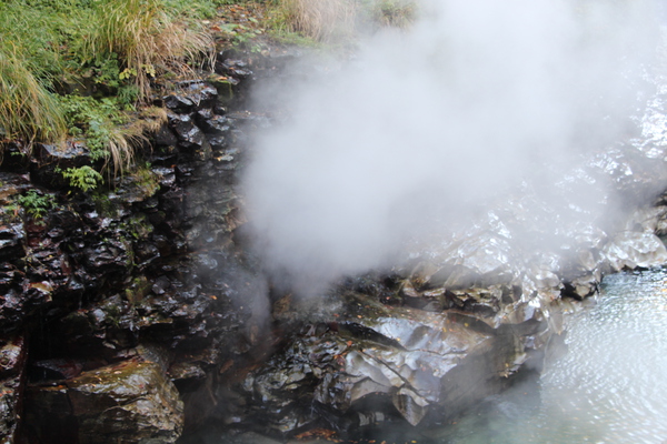 秋の小安峡「岩間からの噴泉と湯煙」