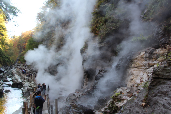 秋の小安峡「岩間からの噴泉と湯煙」
