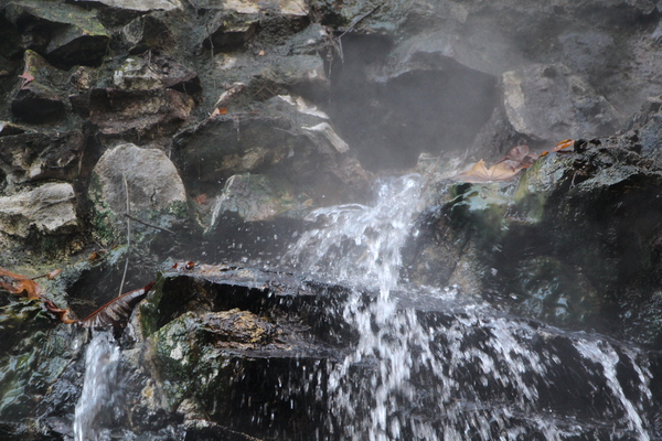 小安峡・大噴湯「岩壁からの噴熱水」