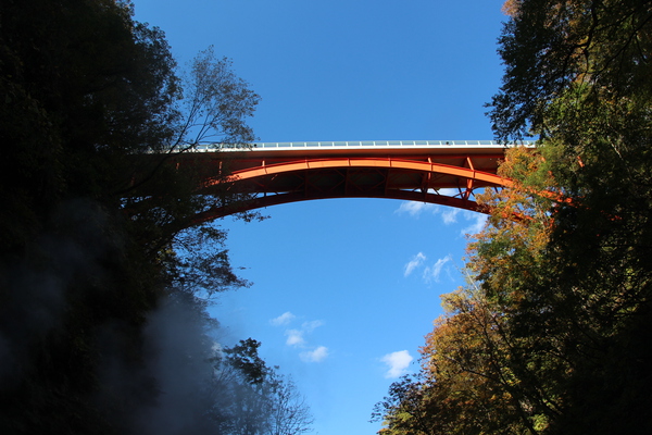 秋の青空と小安峡「河原湯橋」