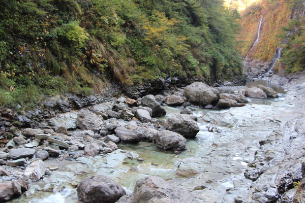 秋の小安峡「二つの滝筋」