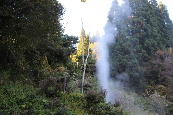 秋の鬼首温泉「蒸気を噴出する間欠泉」/癒し憩い画像データベース