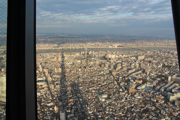 東京スカイツリー「展望台の窓枠と市街地」