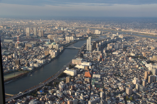 東京スカイツリー展望台から眺めた河川と市街地