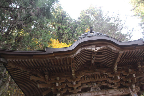 晩秋の愛媛・岩屋寺「山門の木組み装飾」