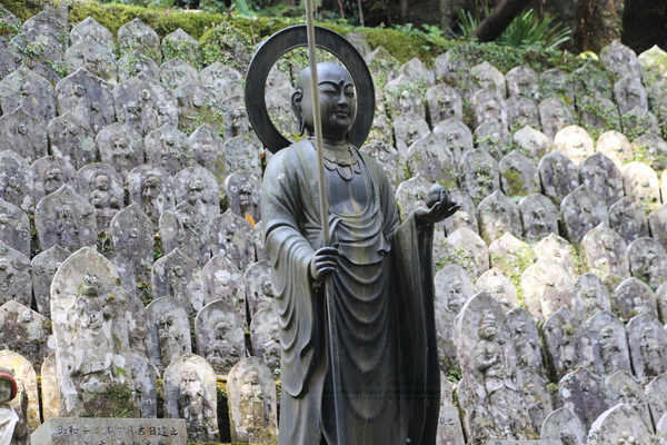 岩屋寺の参道に立ち並ぶ多くの仏像さん