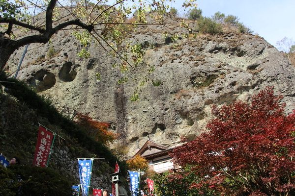 礫岩に囲まれた岩屋寺の本堂と周辺