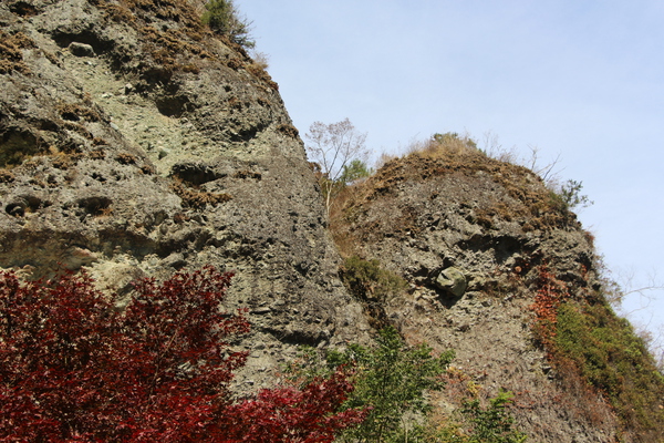 岩屋寺の巨大な石壁（礫岩峰）/癒し憩い画像データベース