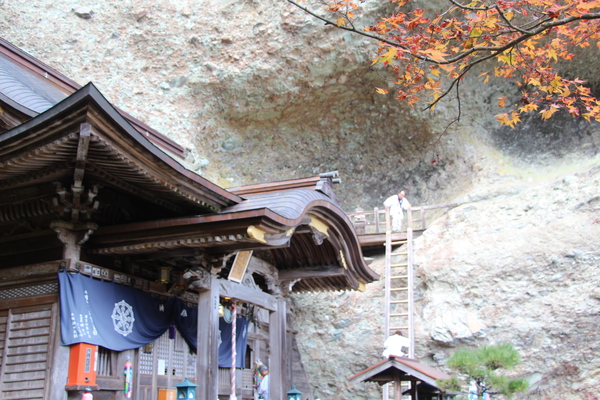礫岩そばの岩屋寺の本堂