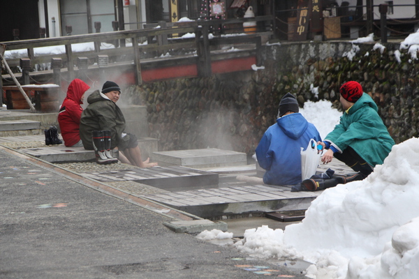 銀山温泉「積雪と足湯」/癒し憩い画像データベース