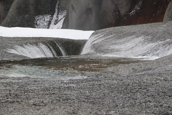 冬の岩床と「吹割の滝」