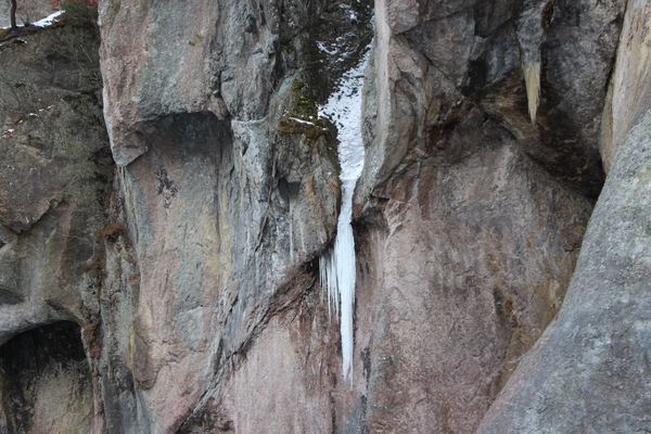 冬の「吹割渓谷の奇岩と氷柱」