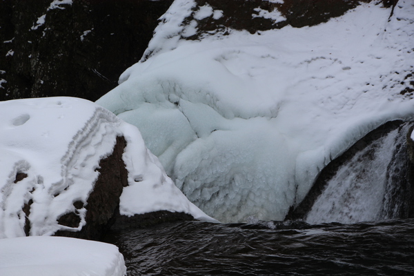 氷雪の吹割渓谷「鱒飛の滝」