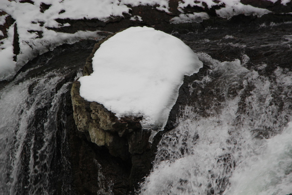 氷雪と吹割渓谷「鱒飛の滝」