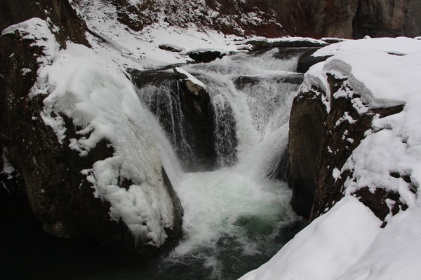 氷雪の吹割渓谷「鱒飛の滝」