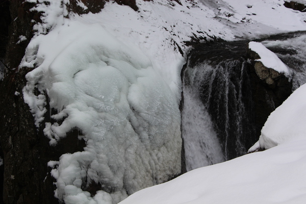 冬の吹割渓谷「鱒飛の滝」の氷瀑