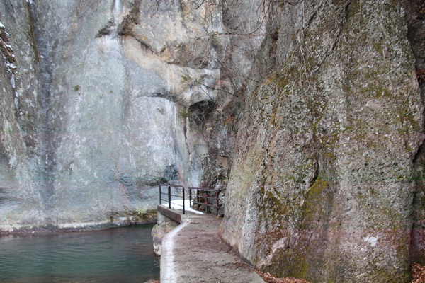 冬の吹割渓谷の岩壁と遊歩道