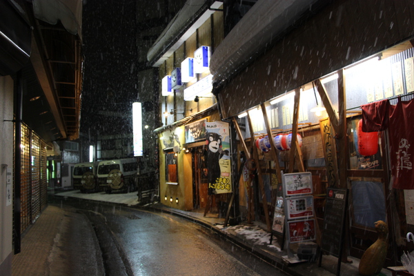 冬の草津温泉「降雪の温泉街夜景」