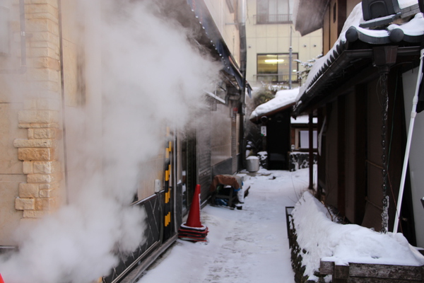 冬の草津温泉「路地と湯煙」