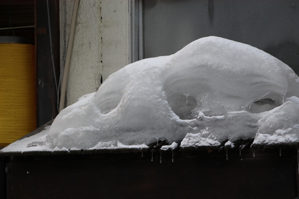 冬の草津温泉「積雪と氷柱」