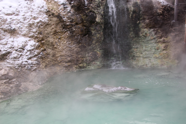 冬の草津温泉「湯の滝」