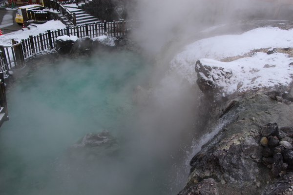 冬の草津温泉「積雪の滝と緑の滝壺」