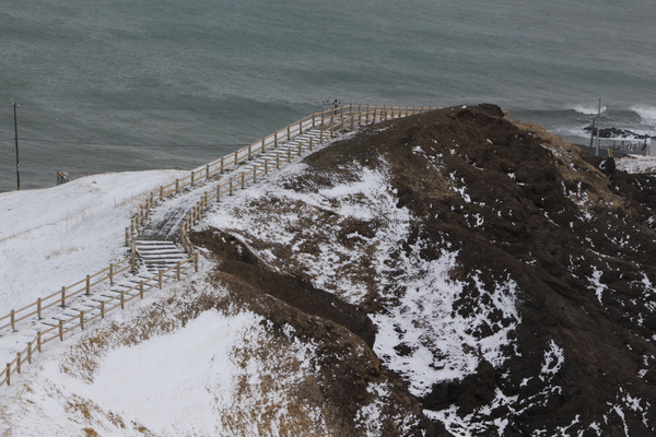 氷雪期の襟裳岬「岬の突端への木道」