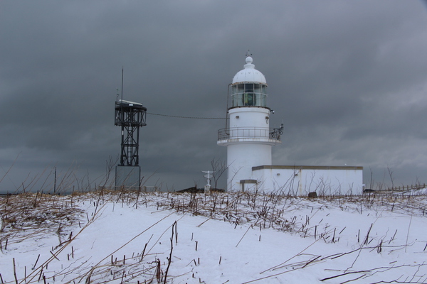 襟裳岬灯台と雪原