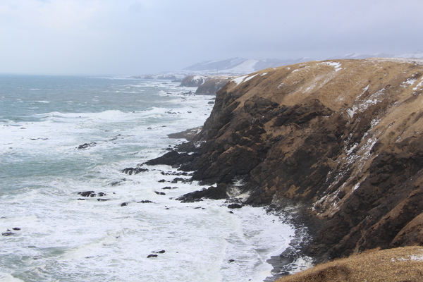 氷雪期の襟裳岬「断崖と打ち寄せる白波」