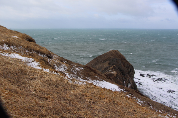 氷雪期の襟裳岬「断崖と岩」