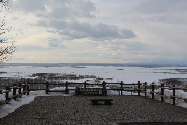 「細岡展望台」と積雪の釧路湿原