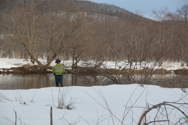 積雪の湿原と釣り人