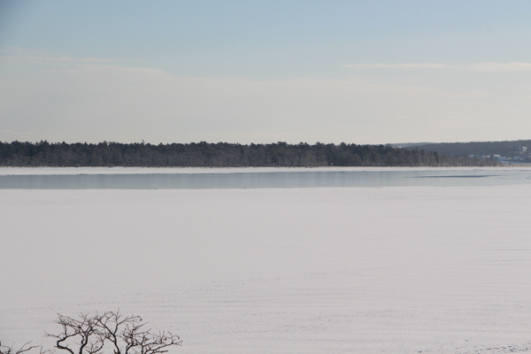 積雪期の風蓮湖「非氷結部の青い湖面」