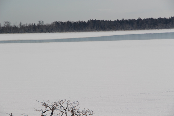 ほぼ氷結した積雪期の風蓮湖