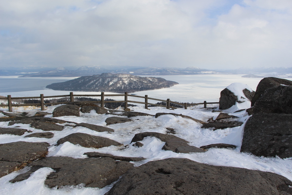 積雪期の美幌峠と氷結した屈斜路湖