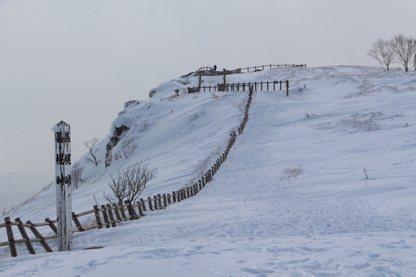 積雪期の美幌峠と展望台への道