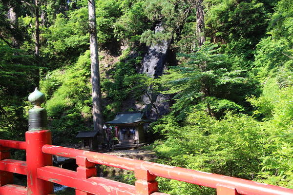 春の羽黒山「神橋」と奥の「須賀の滝」