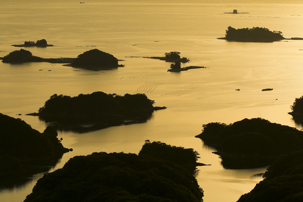 夕陽に光る海と九十九島