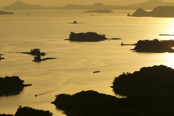 夕陽に光る海と九十九島の島々