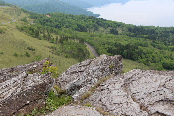初夏の美幌峠「展望台の岩と湖畔の森」