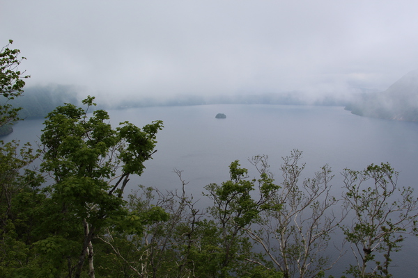 霧の摩周湖と湖面のカムイシュ島