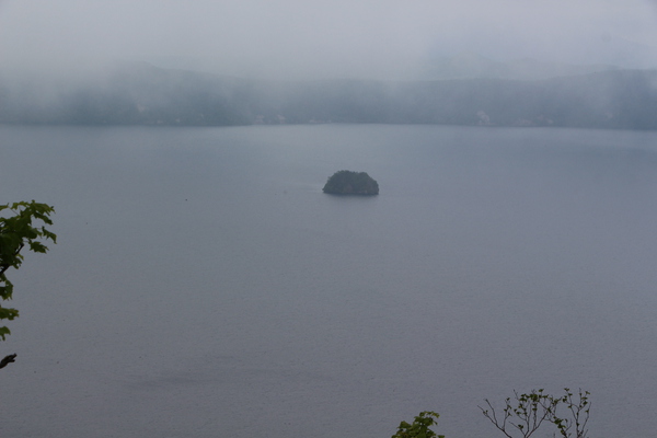 霧の摩周湖とカムイシュ島
