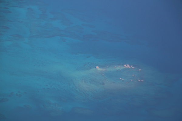 沖縄のサンゴ礁と青緑の海/癒し憩い画像データベース