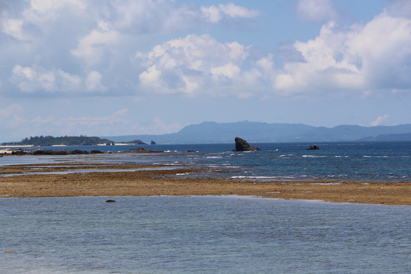 夏の沖縄本島最北端「辺戸岬付近の海岸」/癒し憩い画像データベース