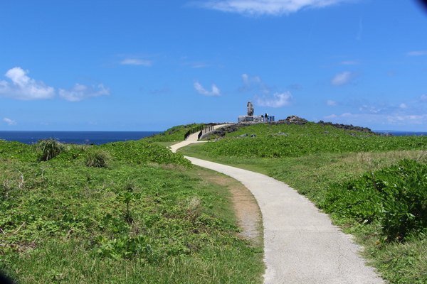夏の沖縄本島最北端「辺戸岬の遊歩道」/癒し憩い画像データベース