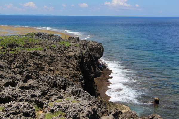 夏の沖縄「辺戸岬の断崖と青い海」