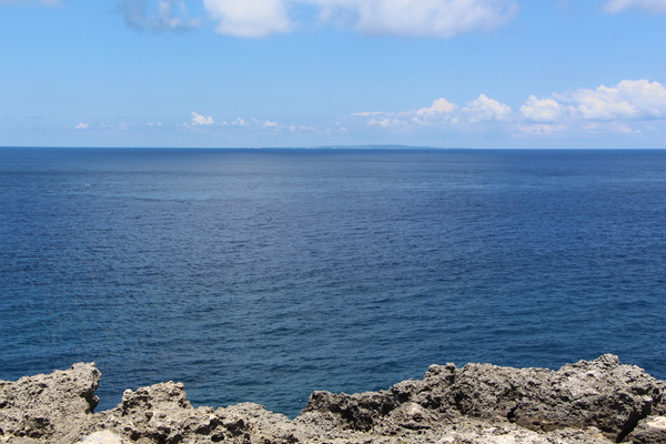 夏の沖縄本島最北端「辺戸岬から望む与論島の遠望」