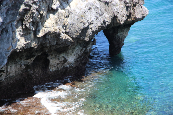 夏の沖縄「辺戸岬の海食洞」/癒し憩い画像データベース