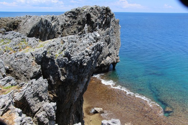 夏の沖縄「辺戸岬の断崖と海食」